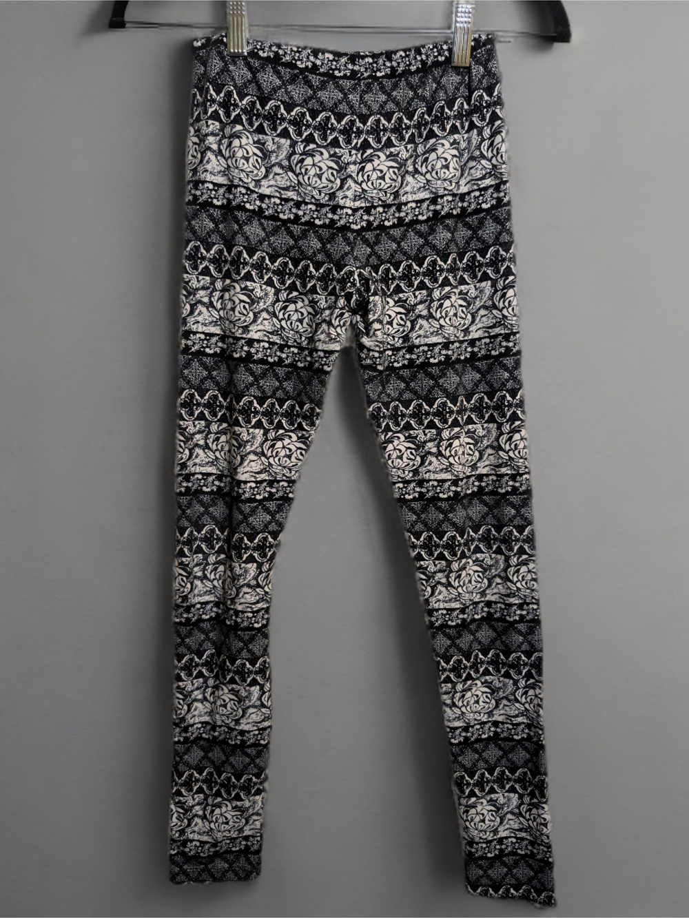 Pink Republic | Black & White Floral Patterned Leggings